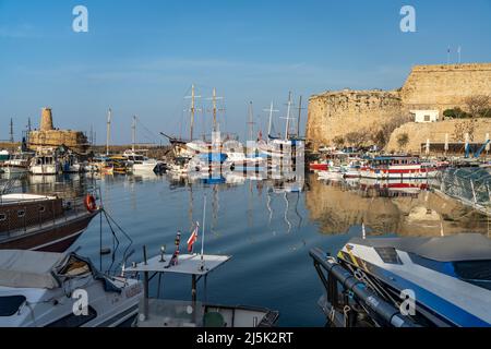 Hafen und Festung von Kyrenia oder Girne, Türkische Republik Nordzypern, Europa | Château et port de Kyrenia, Kyrenia ou Girne, République turque o Banque D'Images