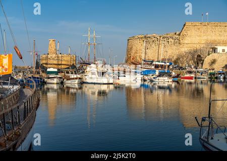 Hafen und Festung von Kyrenia oder Girne, Türkische Republik Nordzypern, Europa | Château et port de Kyrenia, Kyrenia ou Girne, République turque o Banque D'Images