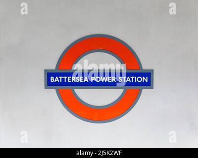 Londres, Royaume-Uni-12.10.21: Un panneau pour la nouvelle station de métro Battersea Power Station sur la nouvelle branche de la Northern Line, a ouvert en 2021. Le métro de Londres est le TH Banque D'Images