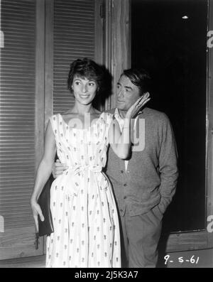 GREGORY PECK et sa deuxième femme VÉRONIQUE PECK sur le set Candid pendant le tournage de L'INFIDÈLE réalisateur Henry KING 1959 basé sur le livre de Sheilah Graham et Gerold Frank scénario Sy musique Bartlett Franz Waxman Jerry Wald Productions / XX Century Fox Banque D'Images