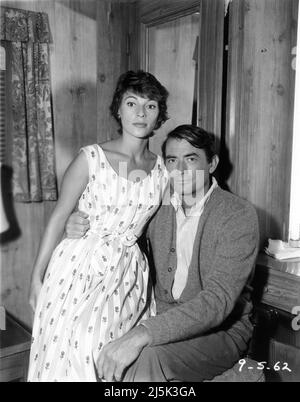 GREGORY PECK et sa deuxième femme VÉRONIQUE PECK sur le set Candid pendant le tournage de L'INFIDÈLE réalisateur Henry KING 1959 basé sur le livre de Sheilah Graham et Gerold Frank scénario Sy musique Bartlett Franz Waxman Jerry Wald Productions / XX Century Fox Banque D'Images