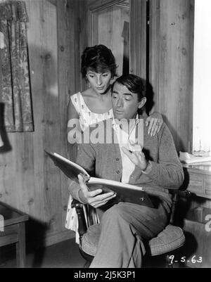 GREGORY PECK et sa deuxième femme VÉRONIQUE PECK sur le set Candid pendant le tournage de L'INFIDÈLE réalisateur Henry KING 1959 basé sur le livre de Sheilah Graham et Gerold Frank scénario Sy musique Bartlett Franz Waxman Jerry Wald Productions / XX Century Fox Banque D'Images