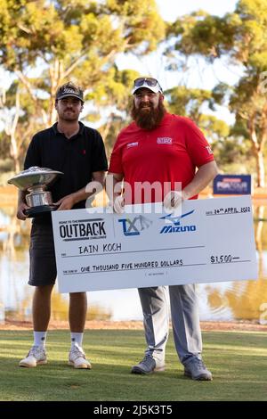 Karlkurla, Australie, 24 avril 2022. Jay Mackenzie et Iain Koch posent pour une photo après avoir remporté le ISPS HANDA PGA Tour of Australasia le 24 avril 2022 au parcours de golf de Kalgoorlie, à Kalgoorlie, en Australie. Crédit : Graham Conaty/Speed Media/Alay Live News Banque D'Images