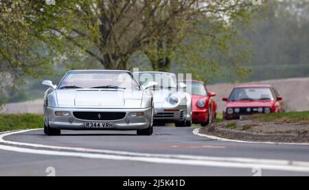 Bicester, Royaume-Uni, 24th avril 2022. Dimanche 24th avril 2022 a été Drive IT Day quand les propriétaires de voitures classiques et vintage conduisent leurs voitures pour recueillir de l'argent pour Childline. Il célèbre l'occasion en 1900 où 65 véhicules ont roulé de Londres à Édimbourg pour retourner à Londres pour prouver la viabilité de la voiture à moteur. La photo montre une Ferrari 1998 à la tête d'un petit groupe de voitures classiques. Crédit : Sue Thatcher/Alay Live News Banque D'Images