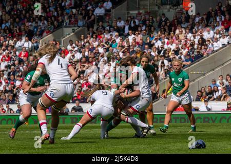 Leicester, Royaume-Uni. 24th avril 2022. Attaque de l'Irlande lors du match des six nations de TikTok Womens entre l'Angleterre et l'Irlande au stade Mattioli Woods Welford Road à Leicester, en Angleterre. Marcelo Poletto/SPP crédit: SPP Sport Press photo. /Alamy Live News Banque D'Images