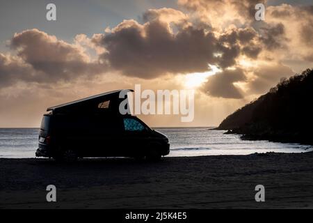 VW campervan avec pop top, tôt le matin soleil, Oxwhich Bay, Gower Banque D'Images