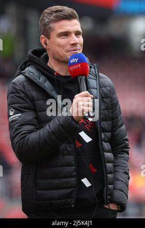 24 avril 2022, Bavière, Nuremberg: Football: 2nd Bundesliga, 1. FC Nuremberg - SV Sandhausen, Matchday 31 au stade Max Morlock. Robert Klauß, entraîneur de Nuremberg, est sur le terrain avant le début du match. Photo: Daniel Karmann/dpa - NOTE IMPORTANTE: Conformément aux exigences du DFL Deutsche Fußball Liga et du DFB Deutscher Fußball-Bund, il est interdit d'utiliser ou d'avoir utilisé des photos prises dans le stade et/ou du match sous forme de séquences d'images et/ou de séries de photos de type vidéo. Banque D'Images