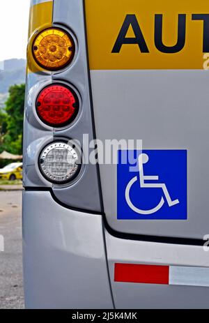 Bus scolaire avec pictogramme fauteuil roulant Banque D'Images