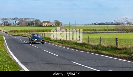 North Berwick, East Lothian, Écosse, Royaume-Uni, 24th avril 2022. Visite en voiture classique : le rassemblement annuel de financement caritatif du North Berwick Rotary Club a lieu sur un parcours de 135 kilomètres à travers East Lothian et les frontières écossaises. Photo : un Triomphe de 1974 sur la route côtière près de Bass Rock Banque D'Images