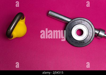 Rouge jaune sport barre de poids bleu vert acier gym, pour l'entraînement haltères pour brillant et Sneakers haut, l'activité beauté. Personne ne construit le club, noir Banque D'Images