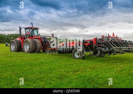 Russie, région de Leningrad - juin 2019 : organes de travail de l'équipement pour la culture des terres. Machines agricoles. Banque D'Images