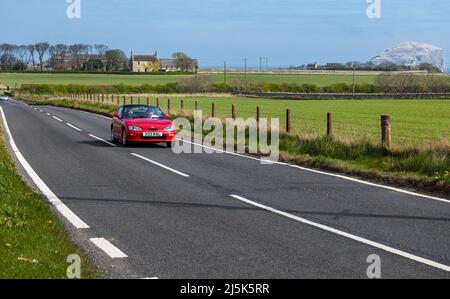 North Berwick, East Lothian, Écosse, Royaume-Uni, 24th avril 2022. Visite en voiture classique : le rassemblement annuel de financement caritatif du North Berwick Rotary Club a lieu sur un parcours de 135 kilomètres à travers East Lothian et les frontières écossaises. Photo : une Suzuki 1994 sur la route côtière près de Bass Rock Banque D'Images