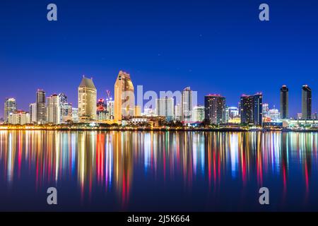 San Diego, Californie, États-Unis vue sur le centre-ville sur la baie de San Diego la nuit. Banque D'Images