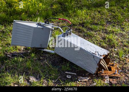 la lanterne d'éclairage de rue se trouve sur l'herbe brisée à la base. Photo de haute qualité Banque D'Images