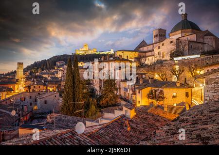 Assisi, Italie, toit en haut d'une colline, horizon de la vieille ville à la tombée de la nuit. Banque D'Images