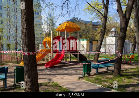 Moscou, Russie, 3 mai 2020. L'aire de jeux pour enfants est fermée pendant la quarantaine mondiale pour le virus Covid-19 Banque D'Images