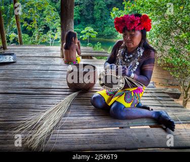 Une femme indienne Embera Puru vante un plat dans le village d'Embera Puru à côté de Rio Pequeni, République du Panama, Amérique centrale. Banque D'Images