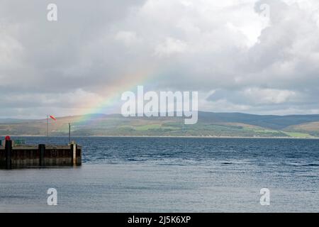 Arc-en-ciel qui traverse la jetée de Coillemore point Loch Ranza Isle of Arran North Ayrshire Scotland Banque D'Images