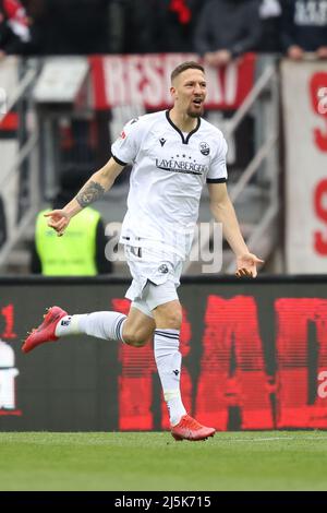 24 avril 2022, Bavière, Nuremberg: Football: 2nd Bundesliga, 1. FC Nürnberg - SV Sandhausen, Matchday 31 à Max-Morlock-Stadion. Janik Bachmann de SV Sandhausen célèbre son objectif du faire 0:1. Photo: Daniel Karmann/dpa - NOTE IMPORTANTE: Conformément aux exigences du DFL Deutsche Fußball Liga et du DFB Deutscher Fußball-Bund, il est interdit d'utiliser ou d'avoir utilisé des photos prises dans le stade et/ou du match sous forme de séquences d'images et/ou de séries de photos de type vidéo. Banque D'Images