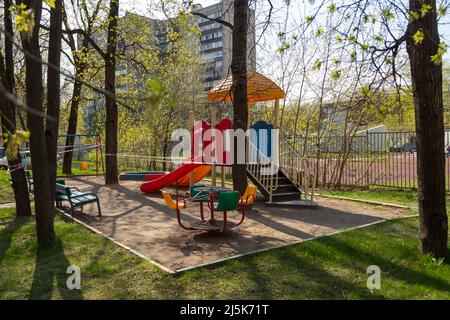 Moscou, Russie, 3 mai 2020. L'aire de jeux pour enfants est fermée pendant la quarantaine mondiale pour le virus Covid-19 Banque D'Images