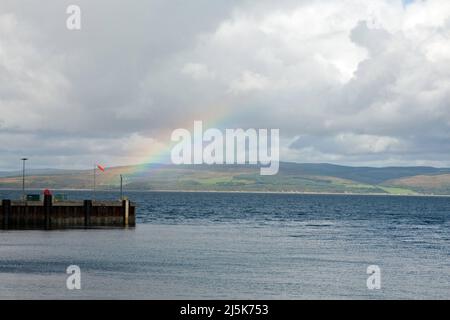 Arc-en-ciel qui traverse la jetée de Coillemore point Loch Ranza Isle of Arran North Ayrshire Scotland Banque D'Images