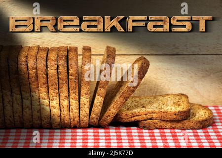 Rangée de roussets sains de farine complète sur une table avec nappe à carreaux rouges et blancs et mur en bois avec texte espace petit déjeuner et copie. Banque D'Images