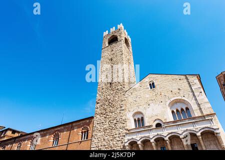 Brescia. Palais médiéval de Broletto (Palazzo Broletto), XII-XXI siècle, avec l'ancienne tour (Torre del Popolo o del pegol) et la Loggia de cries. Banque D'Images