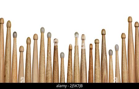 Gros plan d'un grand groupe de pilons de bois utilisés isolés sur fond blanc. Instrument à percussion. Banque D'Images