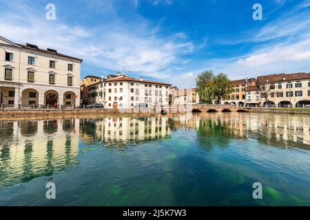 Paysage urbain du centre-ville de Trévise avec la rivière Sile avec la rue appelée Riviera Garibaldi et le pont appelé Ponte Dante. Vénétie, Italie, Europe. Banque D'Images