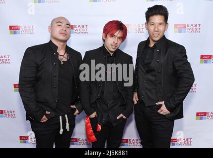 (G-D) Martial Club - Brian le, Andy le et Daniel Mah à l'East West Players 56th Anniversary Awards qui a eu lieu à la City Market social House à Los Angeles, CA le samedi 23 avril 2022. (Photo de la Sathanlee B. Mirador/Sipa USA) Banque D'Images