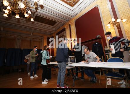 Clichy, France. 24th avril 2022. Les citoyens ont voté dans un bureau de vote à Paris, en France, le 24 avril 2022. Le second tour présidentiel français de 2022 a débuté dimanche à 8 h, heure locale (0600 GMT), en France métropolitaine, entre le président sortant Emmanuel Macron et la candidate Marine le Pen. Credit: Gao Jing/Xinhua/Alamy Live News Banque D'Images