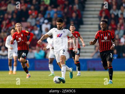 Aleksandar Mitrovic (au centre) de Fulham contrôle le ballon lors du match du championnat Sky Bet au stade Vitality de Bournemouth. Date de la photo: Samedi 23 avril 2022. Banque D'Images