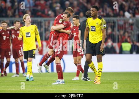 23 avril 2022, Bavière, Munich: Football: Bundesliga, Bayern Munich - Borussia Dortmund, Matchday 31, Allianz Arena. Leon Goretzka fête avec Joshua Kimmich du FC Bayern München après avoir remporté le championnat. Photo: Matthias balk/dpa Banque D'Images