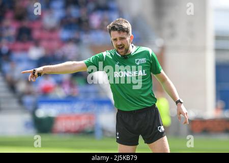 Wigan, Royaume-Uni. 24th avril 2022. L'arbitre Marcus Griffiths donne des instructions pendant le match à Wigan, Royaume-Uni, le 4/24/2022. (Photo de Simon Whitehead/News Images/Sipa USA) crédit: SIPA USA/Alay Live News Banque D'Images