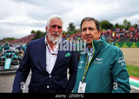 Imola, Italie. 24th avril 2022. (De gauche à droite) : Lawrence Rand (CDN) Aston Martin F1 investisseur en équipe avec John Idol, PDG et président de Capri Holdings, sur la grille. 24.04.2022. Championnat du monde Formula 1, route 4, Grand Prix Emilia Romagna, Imola, Italie, Race Day. Le crédit photo doit être lu : images XPB/Press Association. Crédit: XPB Images Ltd/Alay Live News crédit: XPB Images Ltd/Alay Live News Banque D'Images