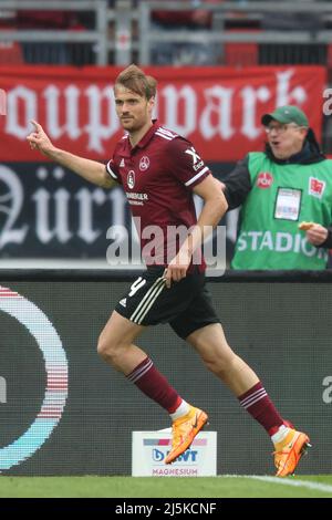 24 avril 2022, Bavière, Nuremberg: Football: 2nd Bundesliga, 1. FC Nürnberg - SV Sandhausen, Matchday 31 au stade Max Morlock. Asger Sörensen de Nuremberg célèbre son objectif de faire 2:1. Photo: Daniel Karmann/dpa - NOTE IMPORTANTE: Conformément aux exigences du DFL Deutsche Fußball Liga et du DFB Deutscher Fußball-Bund, il est interdit d'utiliser ou d'avoir utilisé des photos prises dans le stade et/ou du match sous forme de séquences d'images et/ou de séries de photos de type vidéo. Banque D'Images