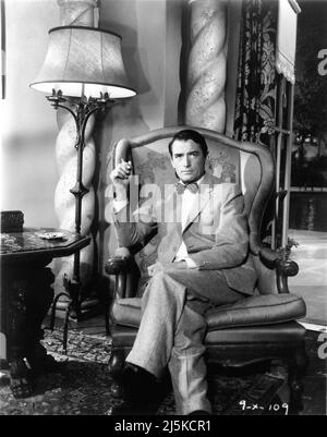 GREGORY PECK sur un ensemble de portrait franc comme F. Scott Fitzgerald pendant le tournage de BIEN-AIMÉ INFIDÈLE 1959 réalisateur HENRY KING basé sur le livre de Sheilah Graham et Gerold Frank scénario Sy musique Bartlett Franz Waxman Jerry Wald Productions / XXème siècle Fox Banque D'Images