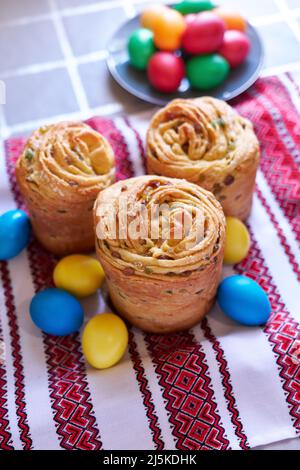 Gâteau de Pâques et œufs sur une serviette brodée ukrainienne traditionnelle Banque D'Images