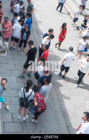 Zhenjiang, Chine. 12 août 2017. Foule les chinois dans la zone pittoresque du temple de Jinshan à zhenjiang en Chine, province de Jiangsu. Banque D'Images