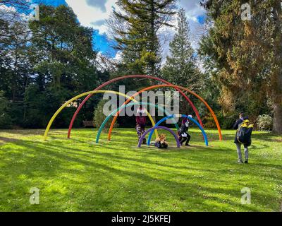 Caen, France, avril 2022. Parc avec des gens habillés comme des animaux lors d'une séance photo, décor coloré dans le parc, beaucoup de verdure Banque D'Images