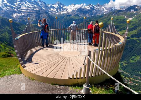 Suisse, Manlichen - 16 juillet 2019 : vue panoramique sur les Alpes suisses depuis le pont d'observation sur le mont Manlichen. Suisse. Banque D'Images