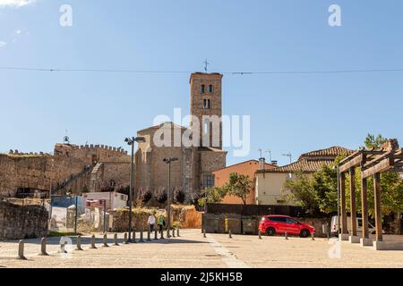 Buitrago del Lozoya, Espagne. L'église de Santa Maria del Castillo, avec la tour mudejar, semblent de la Plaza del Castillo Banque D'Images