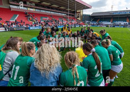 Leicester, Royaume-Uni. 24th avril 2022. L'Irlande se rencontre à la fin du match des six nations de TikTok Womens entre l'Angleterre et l'Irlande au stade Mattioli Woods Welford Road à Leicester, en Angleterre. Marcelo Poletto/SPP crédit: SPP Sport Press photo. /Alamy Live News Banque D'Images