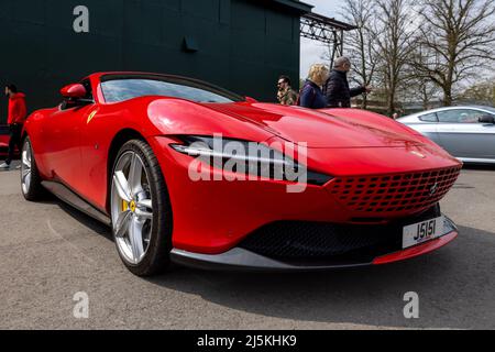 Ferrari Roma 'J5151' en exposition au Scramble d'avril qui s'est tenu au Bicester Heritage Centre le 23rd avril 2022 Banque D'Images