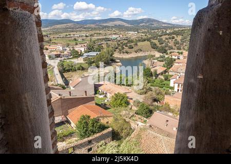 Buitrago del Lozoya, Espagne. Vue sur la vieille ville et le fleuve Lozoya depuis le point de vue du beffroi de l'église Santa Maria del Castillo Banque D'Images