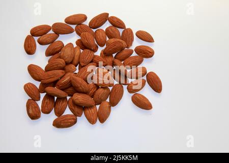 Amandes sur fond blanc avril 2022 Banque D'Images