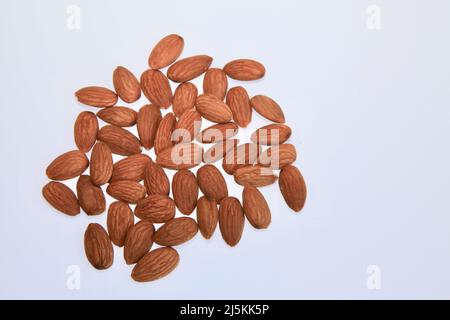 Amandes sur fond blanc avril 2022 Banque D'Images