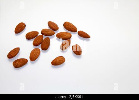 Amandes sur fond blanc avril 2022 Banque D'Images