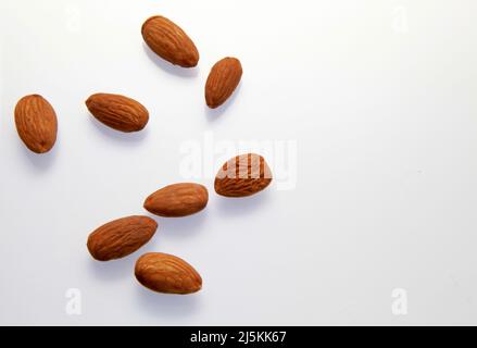 Amandes sur fond blanc avril 2022 Banque D'Images