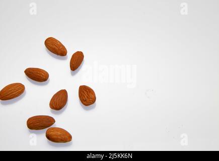 Amandes sur fond blanc avril 2022 Banque D'Images